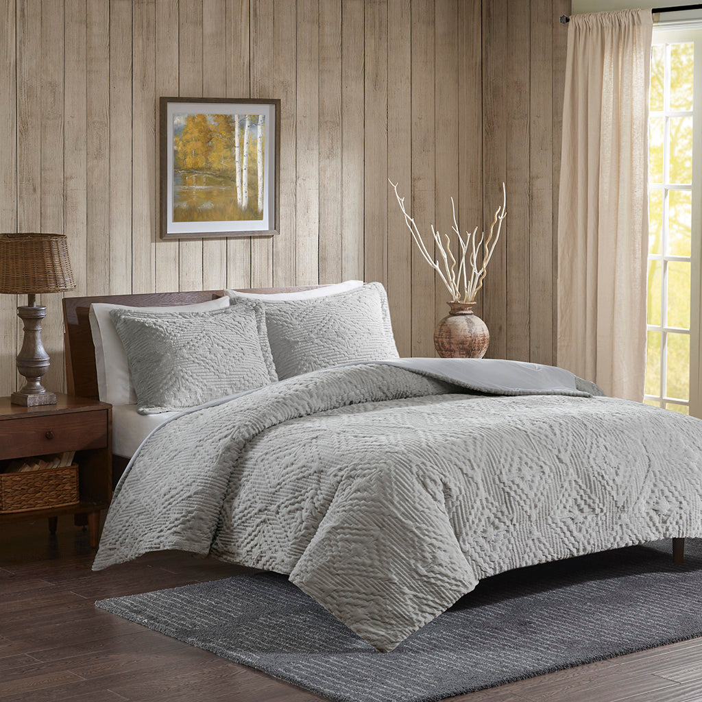 Teton Embroidered Plush Quilt Set