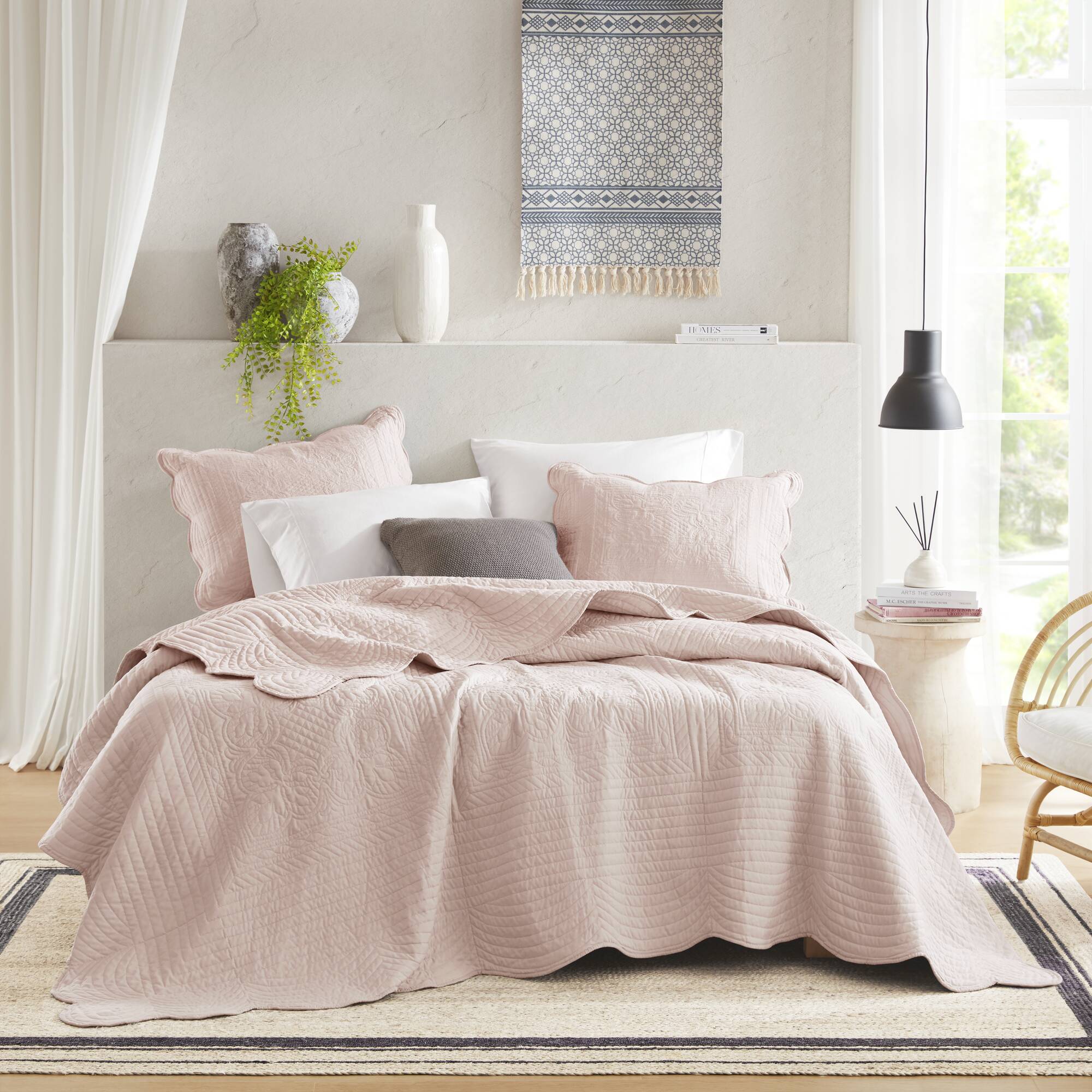 Tuscany 3 Piece Reversible Scalloped Edge Quilt Set