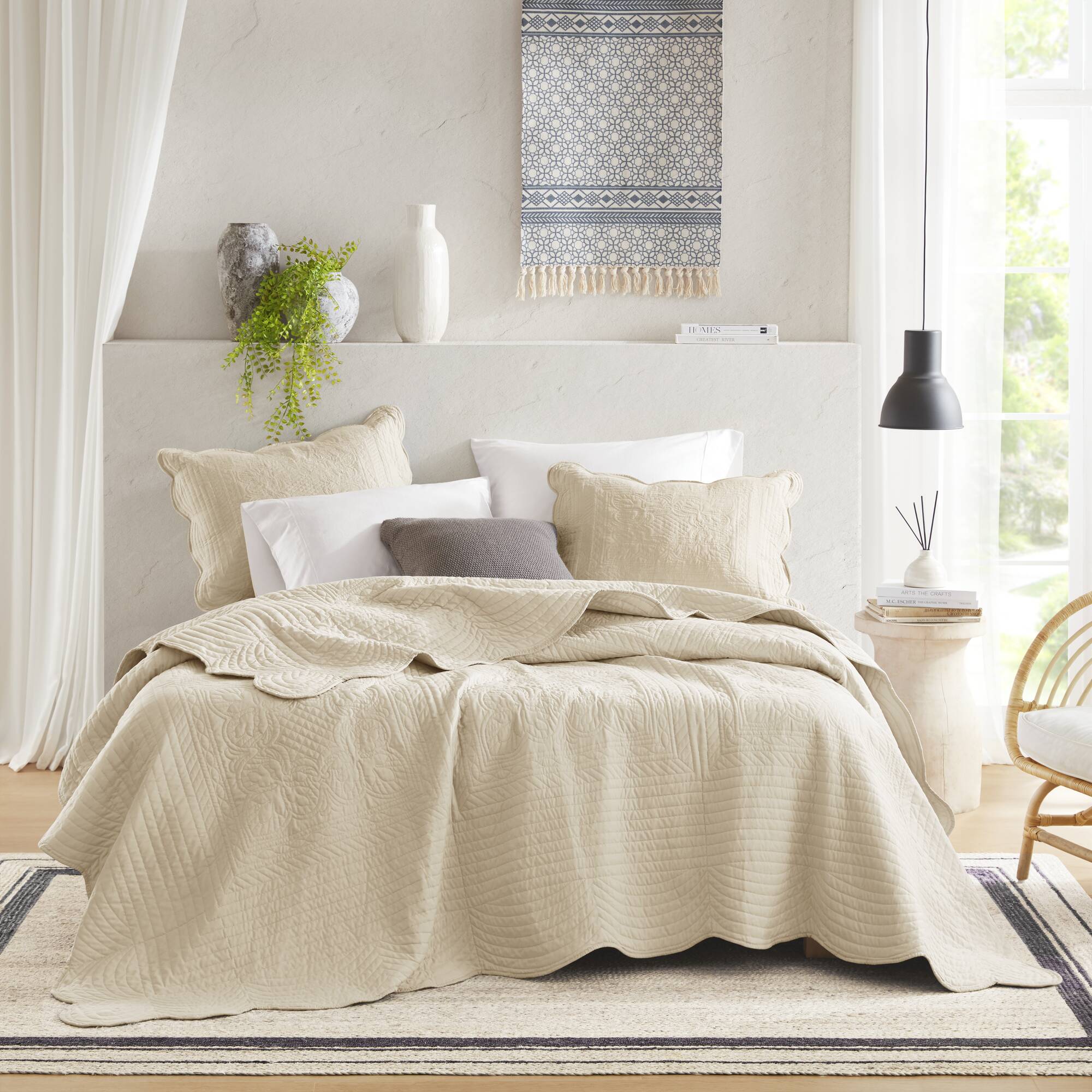 Tuscany 3 Piece Reversible Scalloped Edge Quilt Set