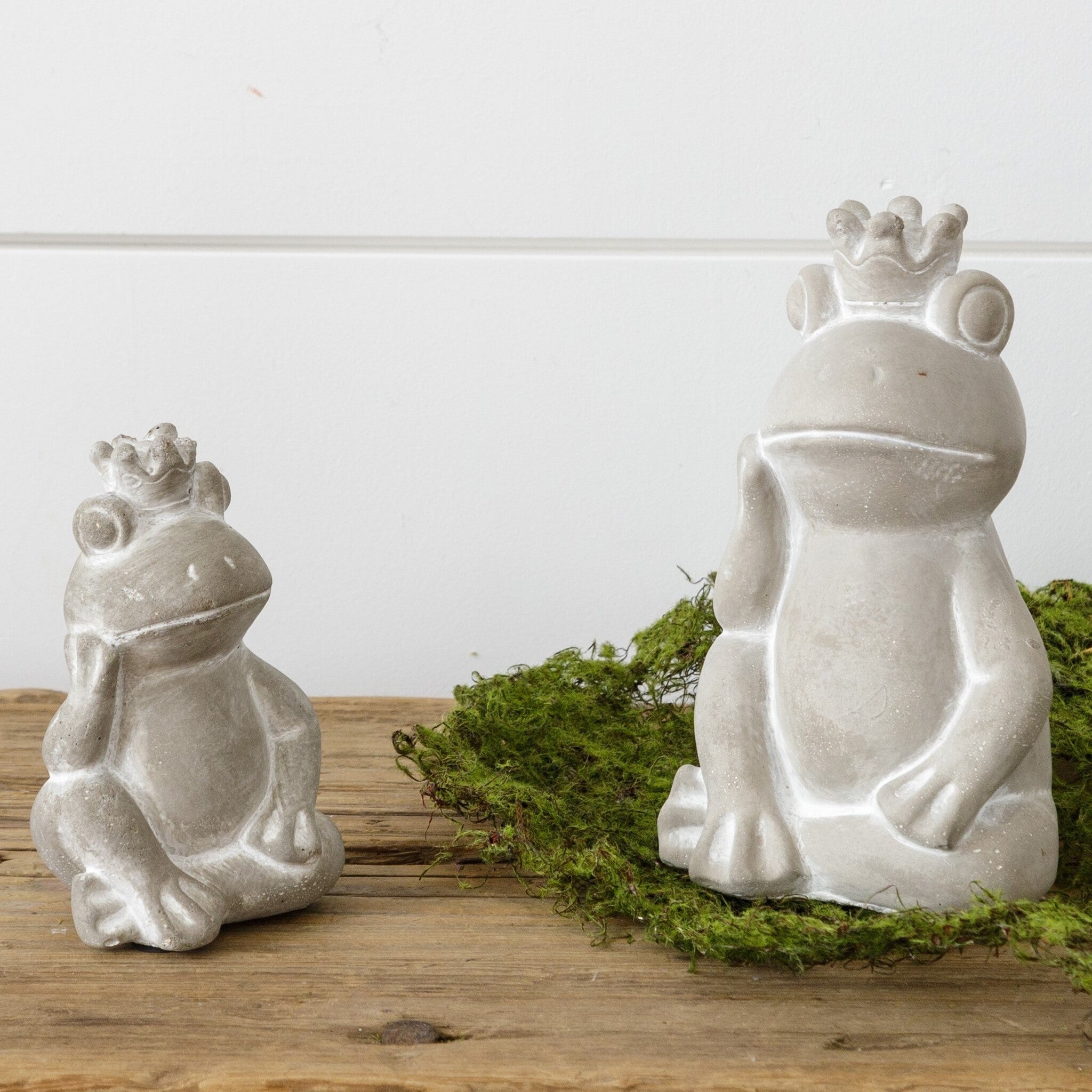 Cement Frog w/ Crown (S/2)