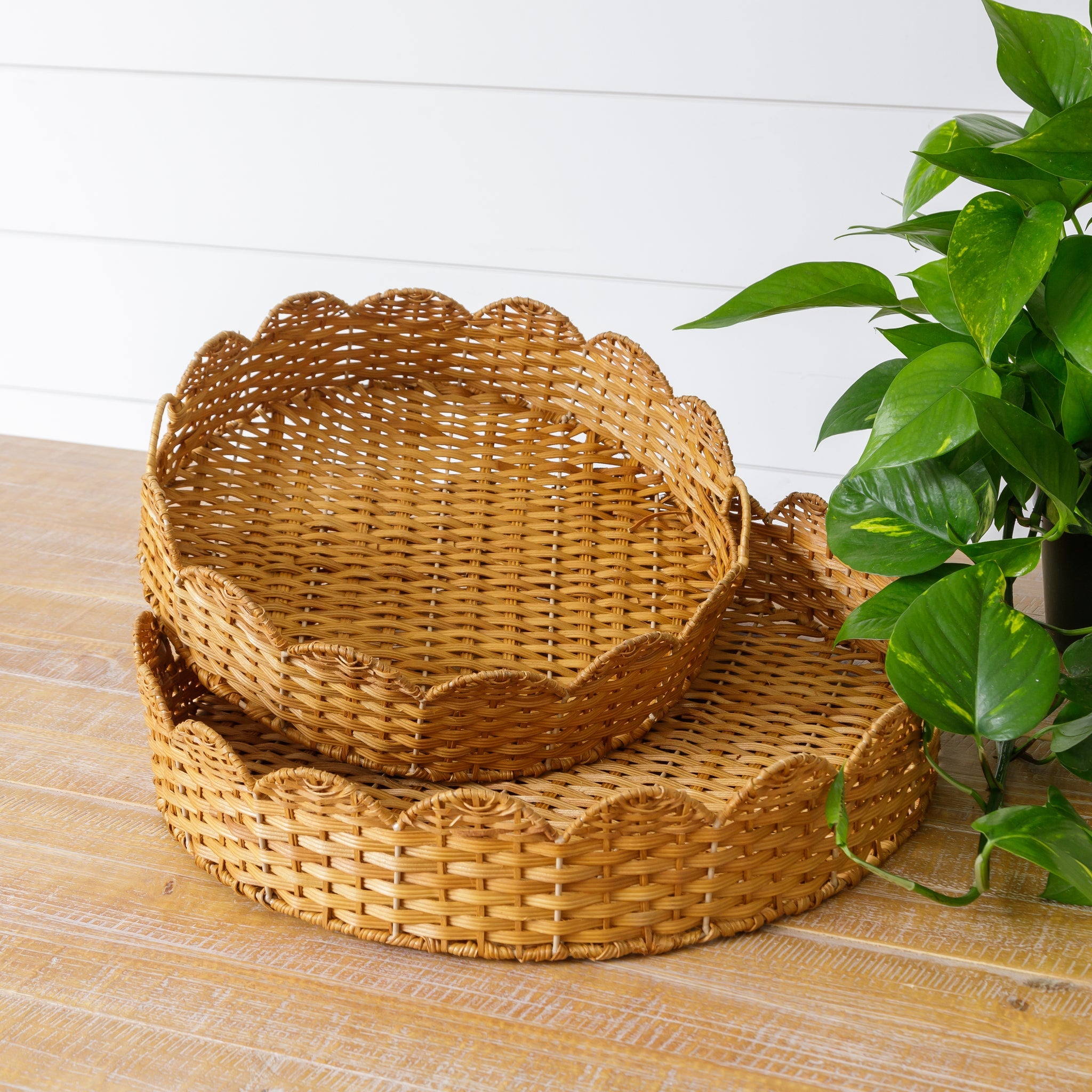 Round Chip-wood Trays With Scalloped Edges (S/2)